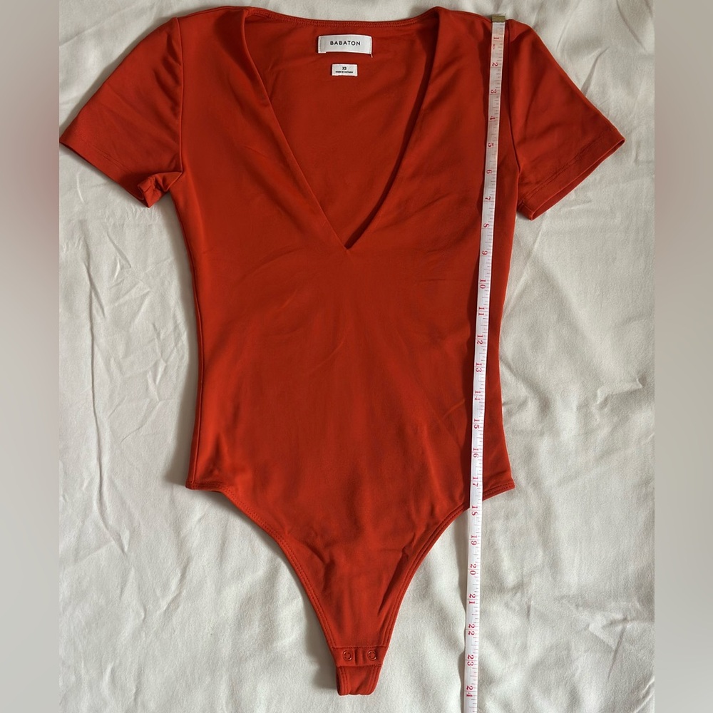 Aritzia Contour V-neck - Picture 4 of 4